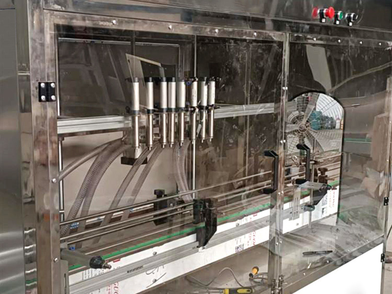 8头直线式，小型灌装机生产.jpg