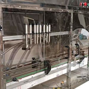 8头直线式，小型灌装机生产